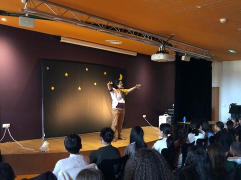 Photo de Lucie Chaudy qui raconte des histoires à des élèves dans un collège